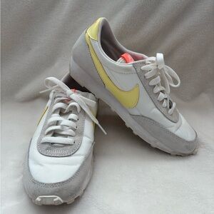 Nike Women's Sneakers White and Yellow